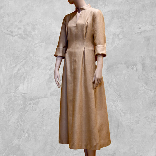 El vestido de seda matka con mangas casquillo de corte A