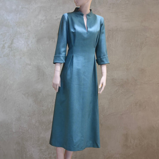 El vestido de seda matka con mangas casquillo de corte A
