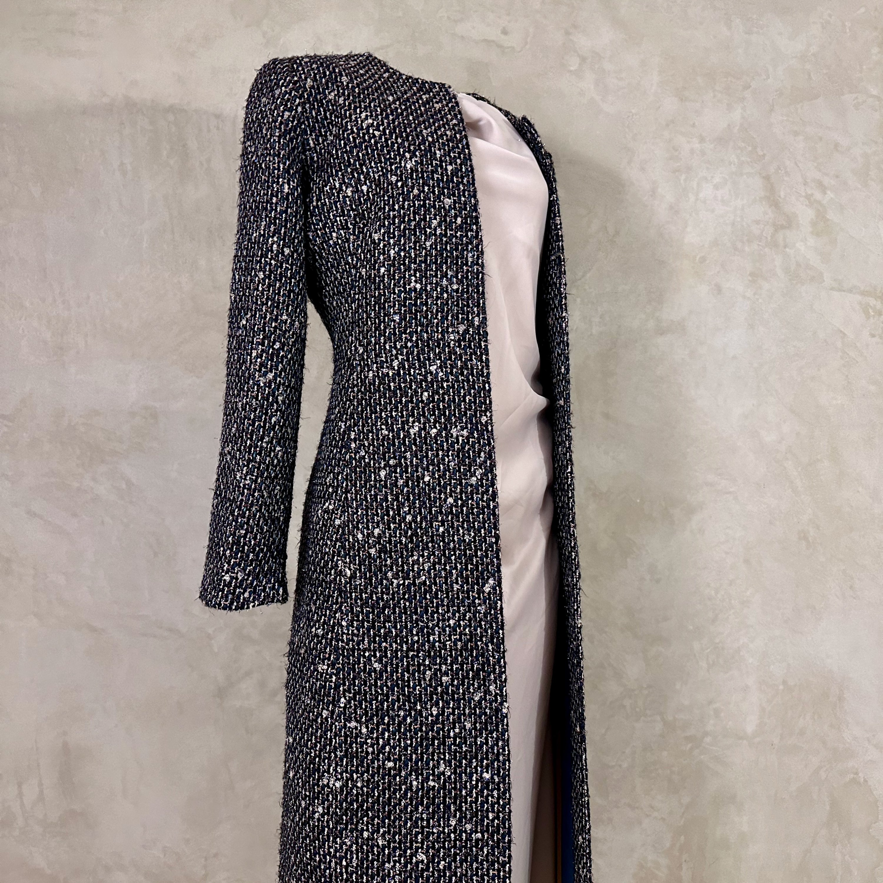 El abrigo Hourglass en buclé azul, negro y bronce – EDNERAT