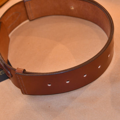 A close-up of the EDNERAT Hazel Adjustable Bit Belt 95-110 cm shows its visible stitching, solid brass fittings, and multiple adjustment holes. Handmade in Britain.