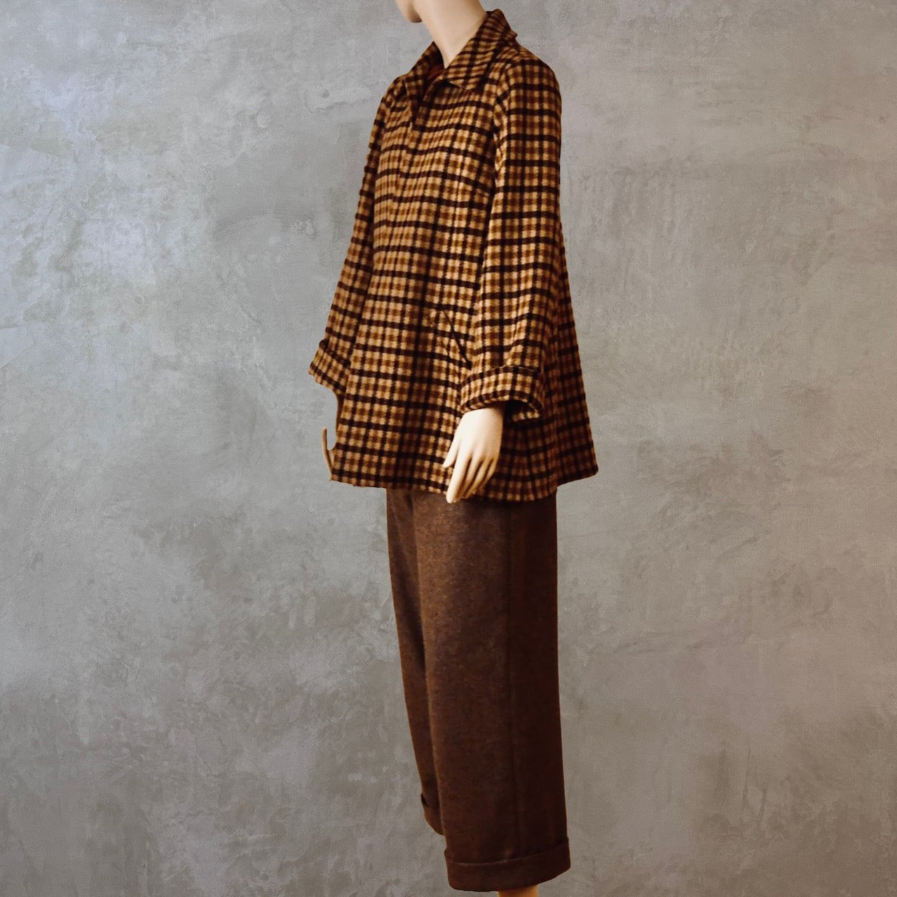 Bespoke Tailored Swing Jacket in Fox Flannel Brown Gunclub Check. A women’s long-sleeve, collared jacket with slanted front pockets. Sophisticated and easy, the jacket is shown side-on. Handmade in Britain.