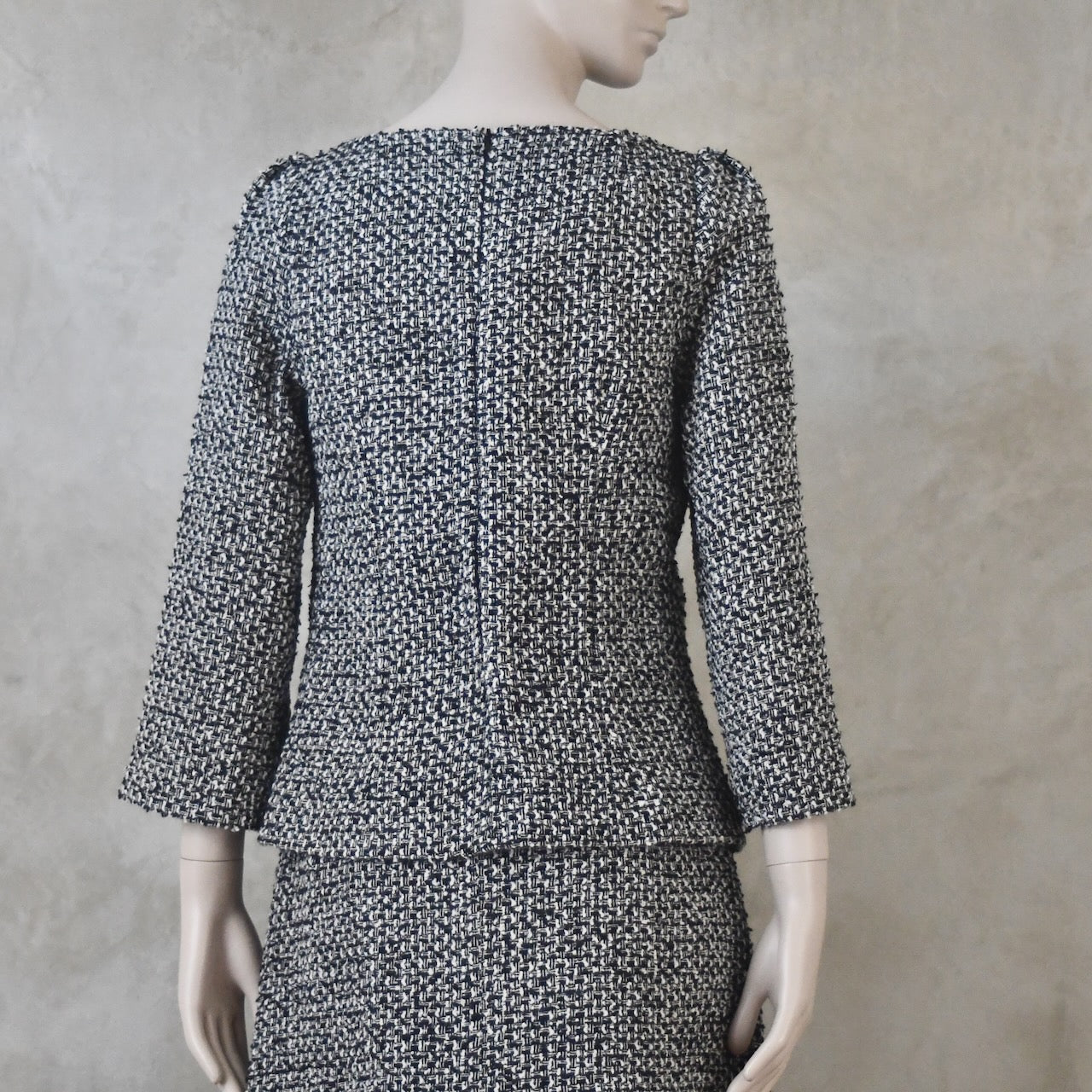El traje de falda con cuello barco a medida en seda matka color ladrillo quemado