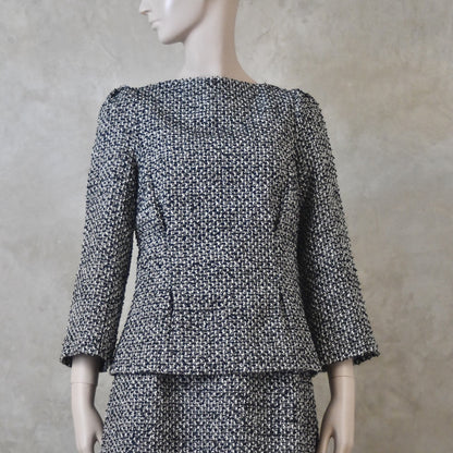 El traje de falda con cuello barco a medida en seda matka color ladrillo quemado