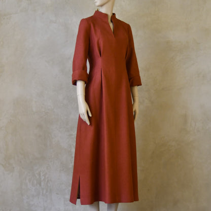 El vestido de seda matka con mangas casquillo de corte A