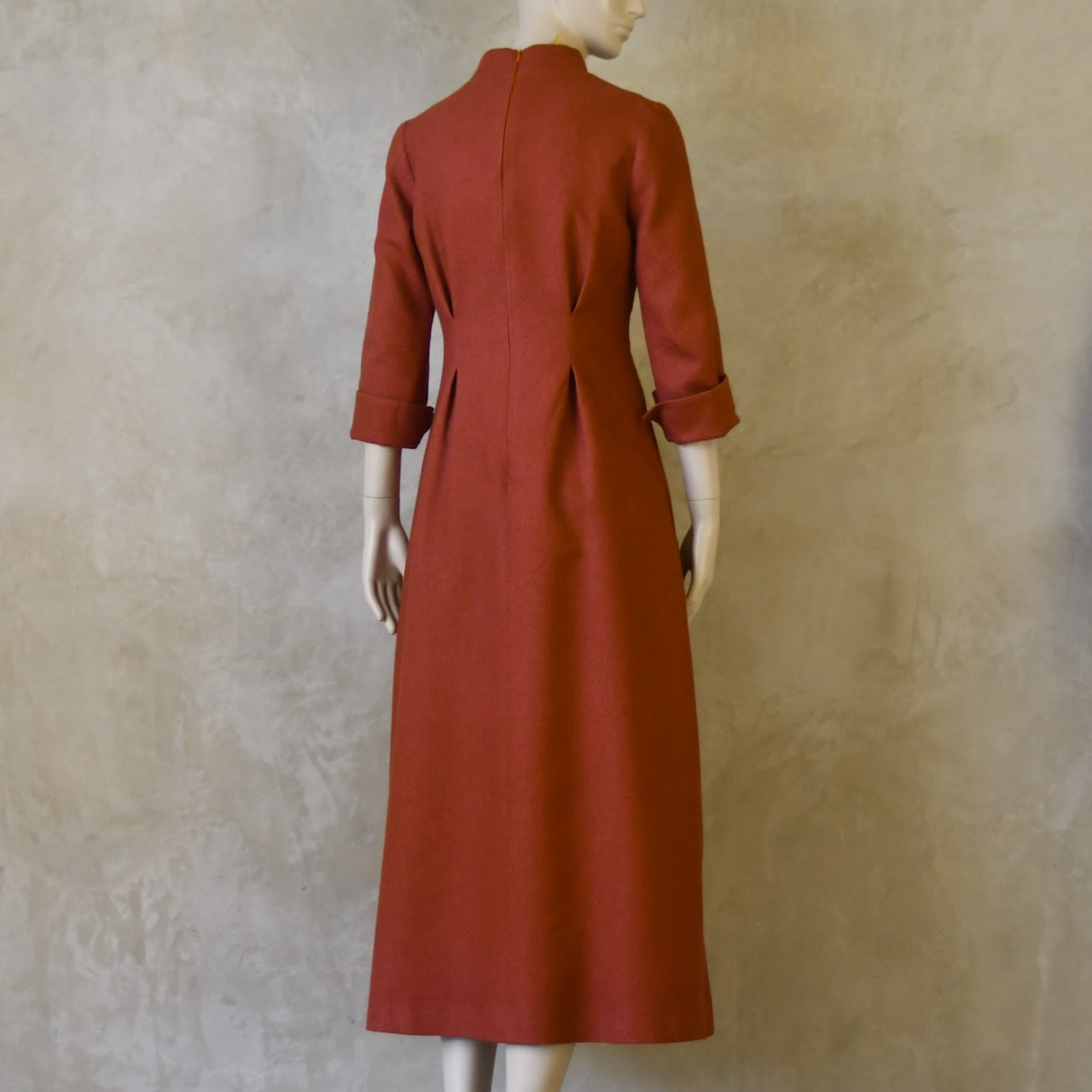 El vestido de seda matka con mangas casquillo de corte A