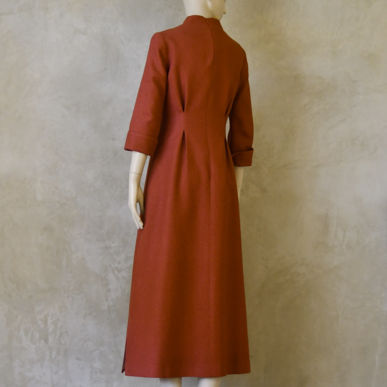 El vestido de seda matka con mangas casquillo de corte A