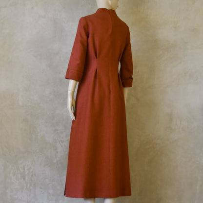 El vestido de seda matka con mangas casquillo de corte A