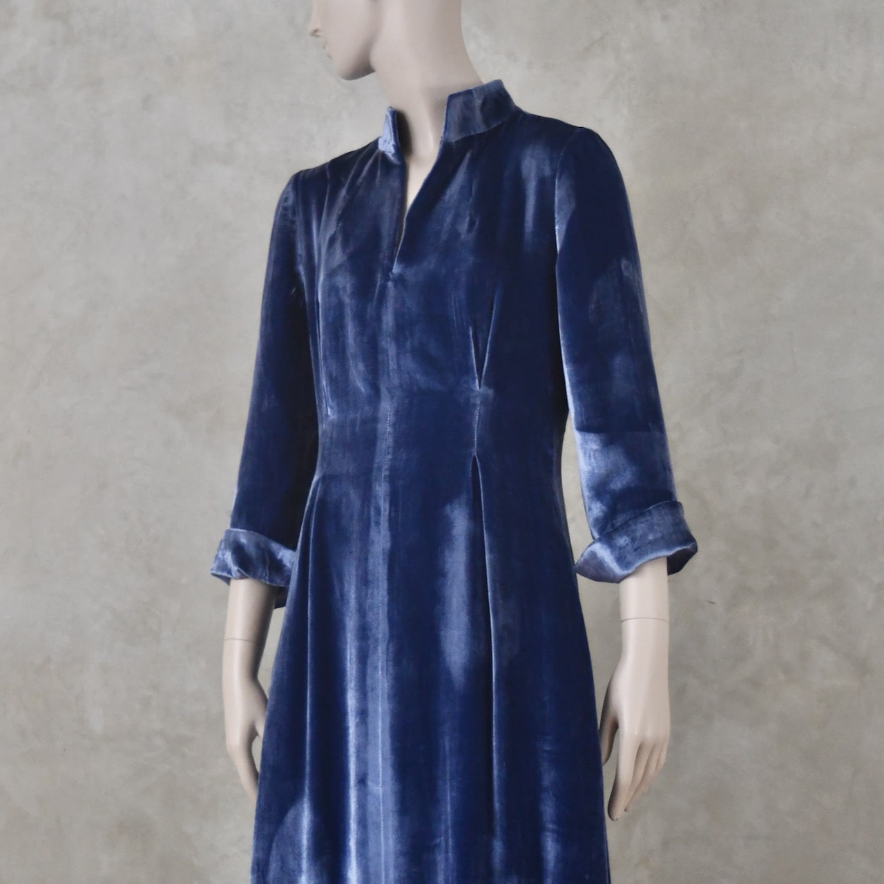 El vestido de seda matka con mangas casquillo de corte A