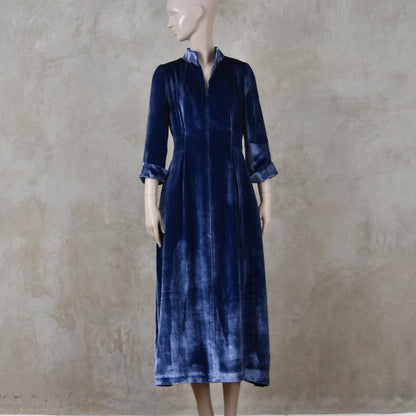 El vestido de seda matka con mangas casquillo de corte A