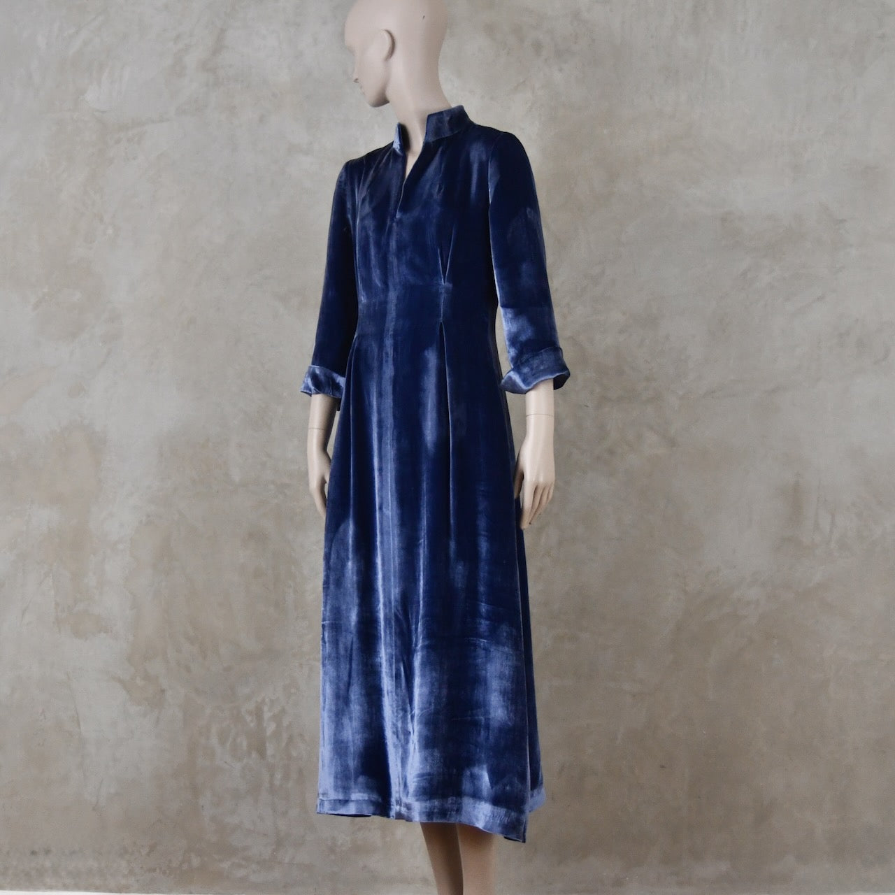 El vestido de seda matka con mangas casquillo de corte A