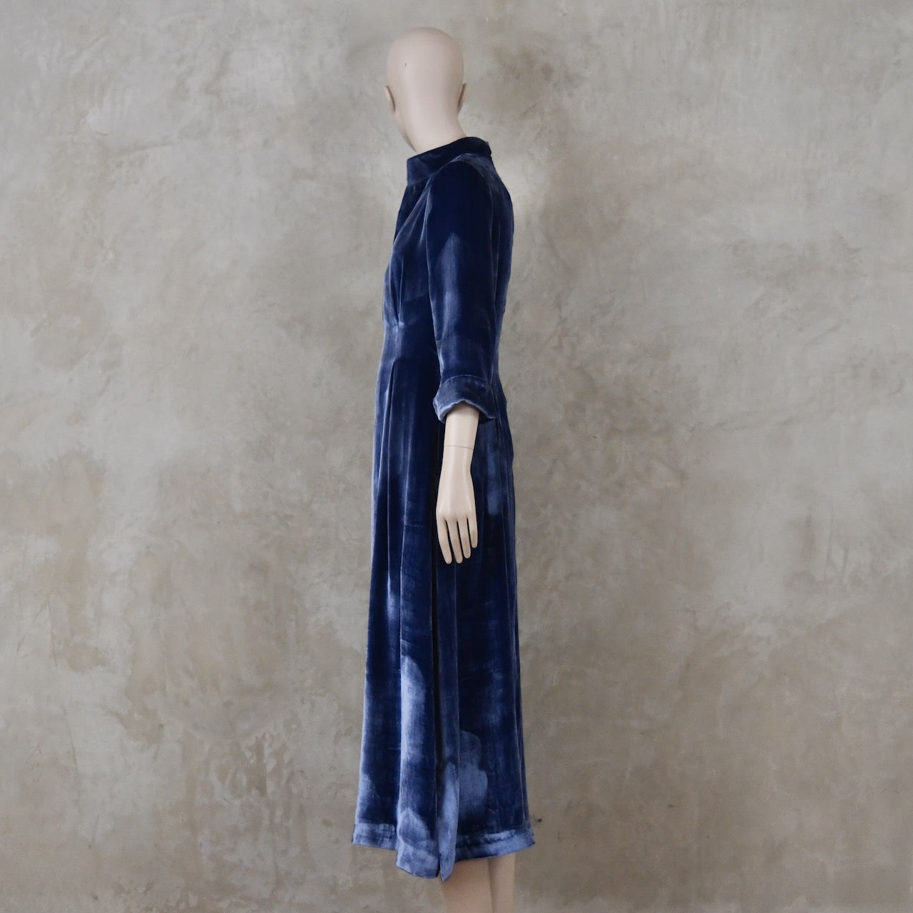 El vestido de seda matka con mangas casquillo de corte A
