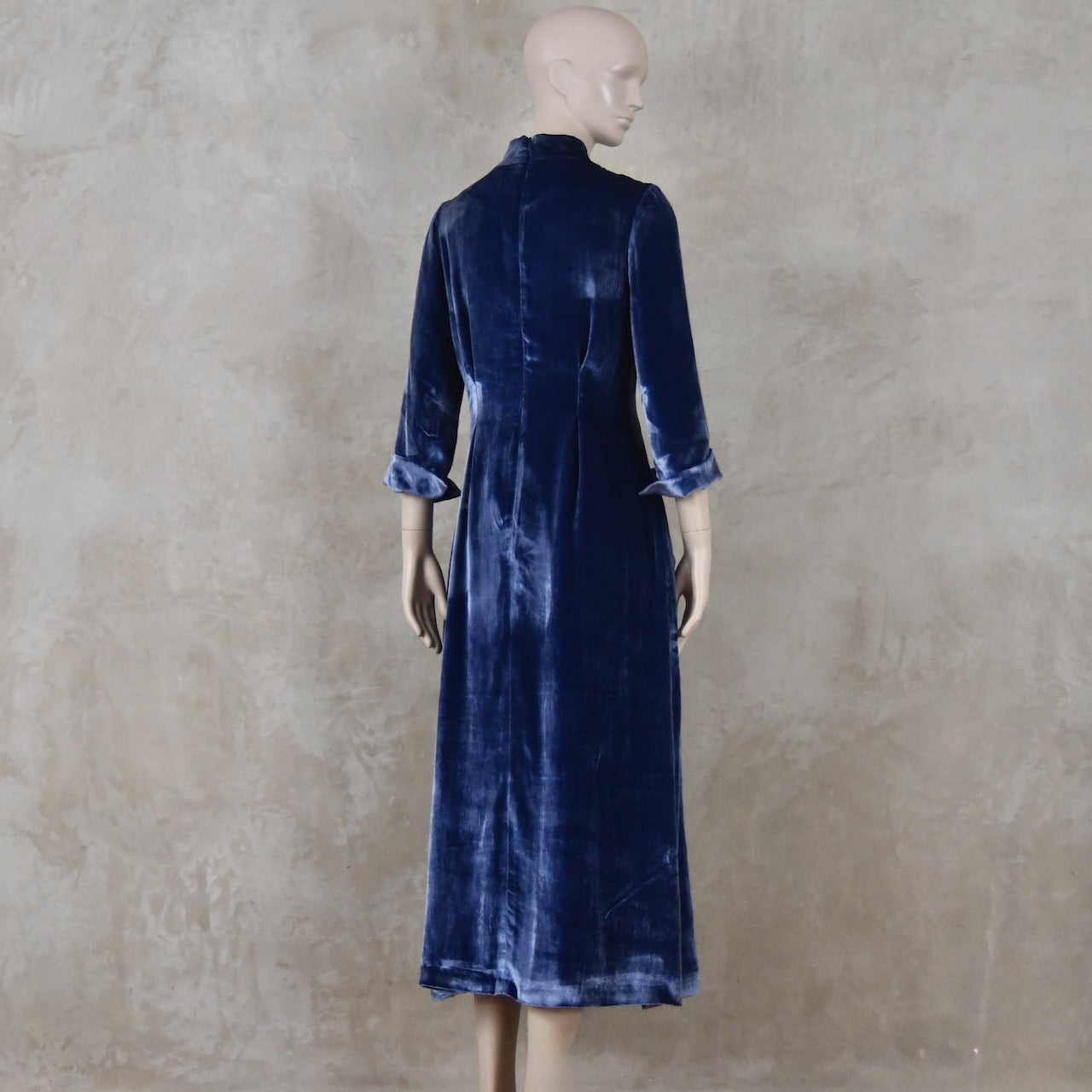 El vestido de seda matka con mangas casquillo de corte A