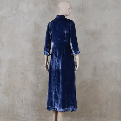 El vestido de seda matka con mangas casquillo de corte A