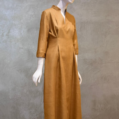 El vestido de seda matka con mangas casquillo de corte A