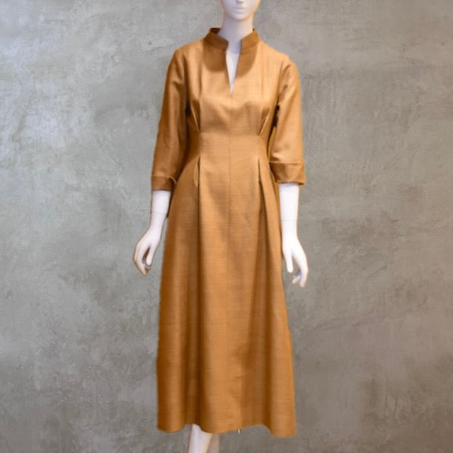 El vestido de seda matka con mangas casquillo de corte A