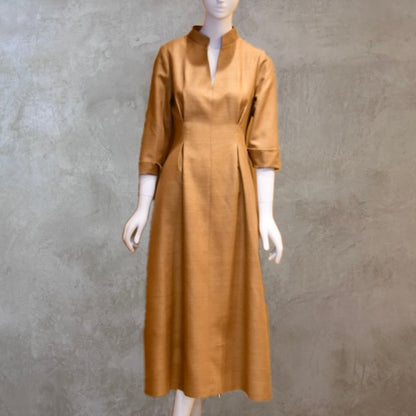 El vestido de seda matka con mangas casquillo de corte A