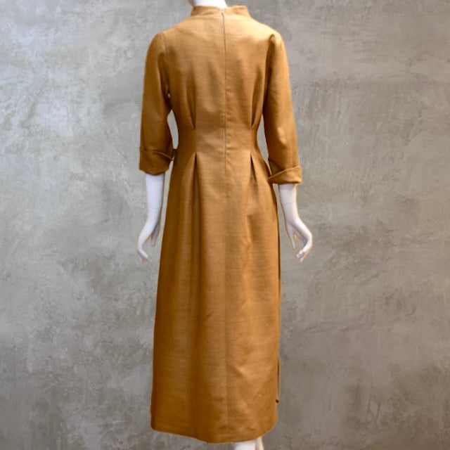 El vestido de seda matka con mangas casquillo de corte A