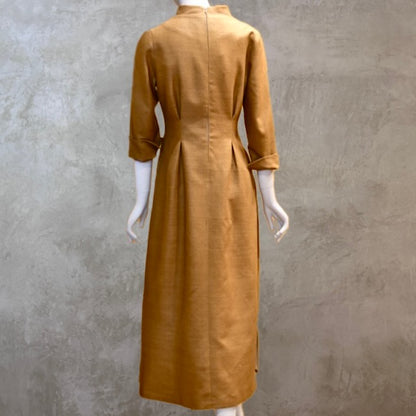 El vestido de seda matka con mangas casquillo de corte A