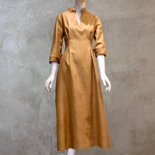 El vestido de seda matka con mangas casquillo de corte A