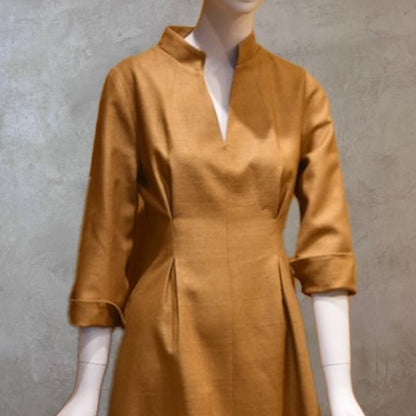 El vestido de seda matka con mangas casquillo de corte A