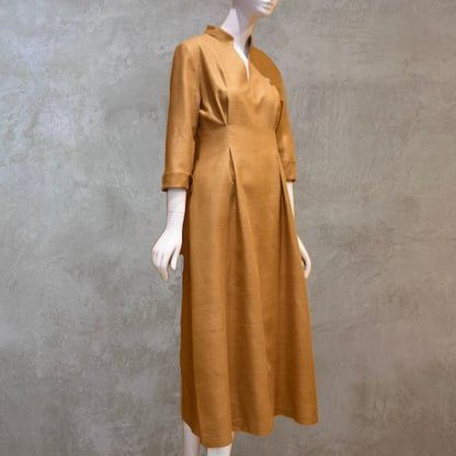 El vestido de seda matka con mangas casquillo de corte A