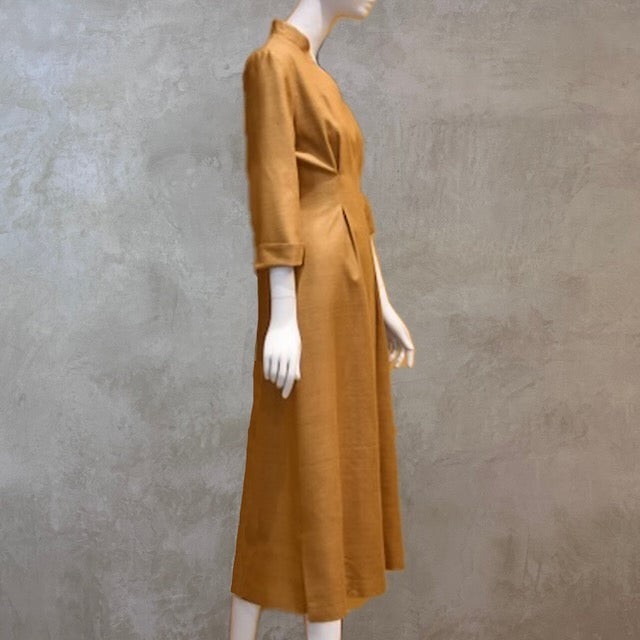 El vestido de seda matka con mangas casquillo de corte A