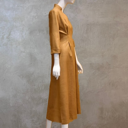 El vestido de seda matka con mangas casquillo de corte A