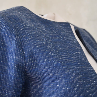 10 – Abrigo acampanado con manga campana y estampado brocado de raya otomana azul