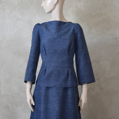 El traje de falda con cuello barco a medida en seda matka color ladrillo quemado