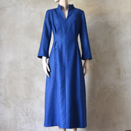 El vestido de seda matka con mangas casquillo de corte A