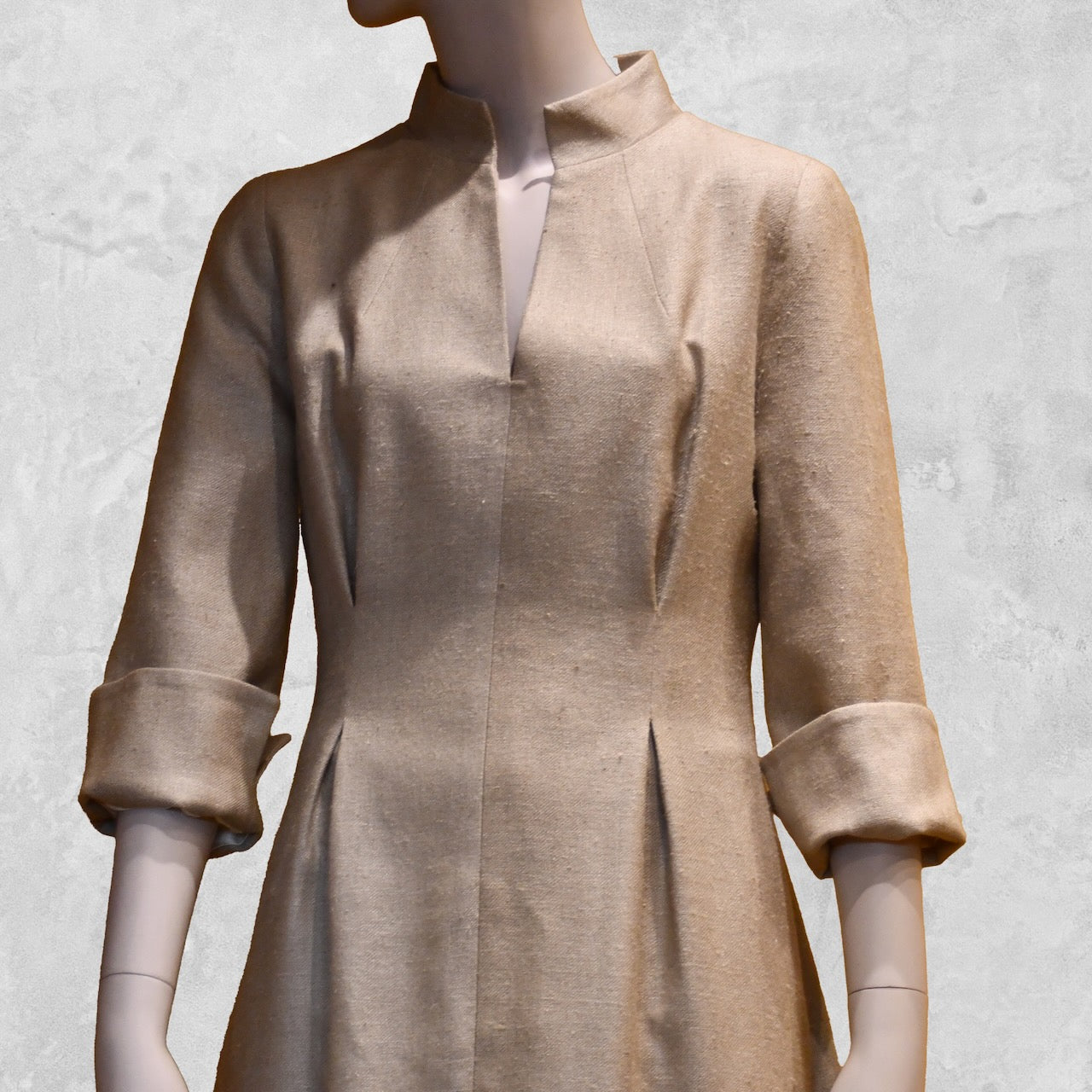 El vestido de seda matka con mangas casquillo de corte A