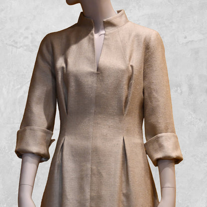 El vestido de seda matka con mangas casquillo de corte A