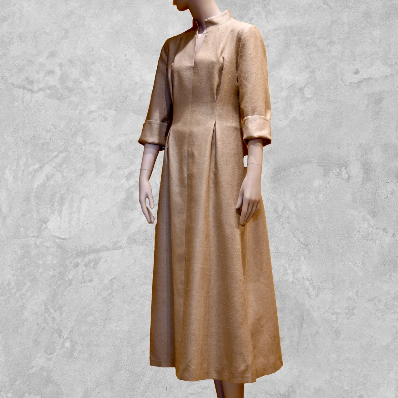 El vestido de seda matka con mangas casquillo de corte A