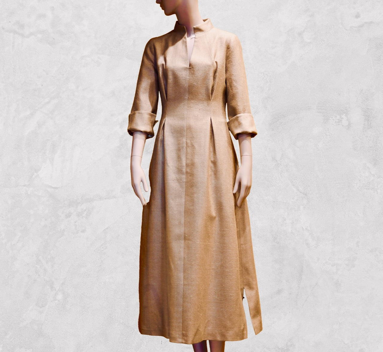 El vestido de seda matka con mangas casquillo de corte A