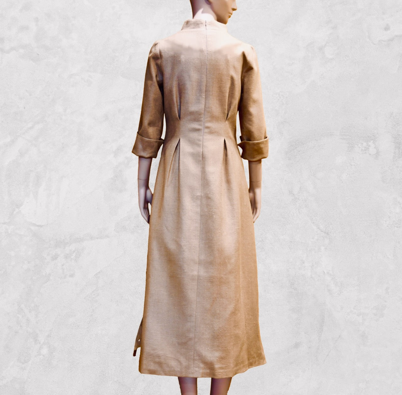 El vestido de seda matka con mangas casquillo de corte A