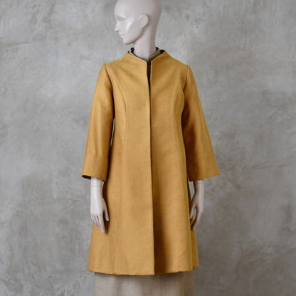 Abrigo de Trapecio en Brocado Amarillo Dorado