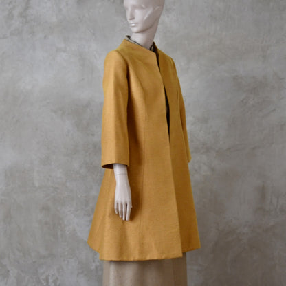 Abrigo de Trapecio en Brocado Amarillo Dorado