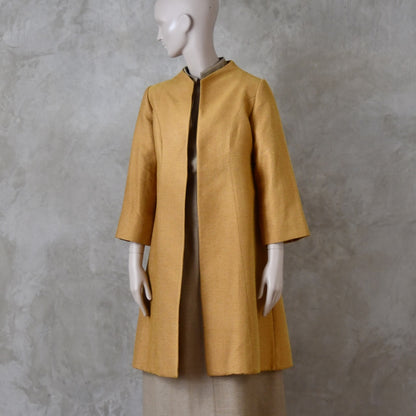 Abrigo de Trapecio en Brocado Amarillo Dorado