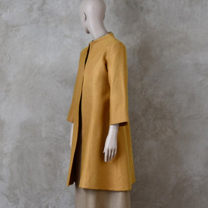 Abrigo de Trapecio en Brocado Amarillo Dorado