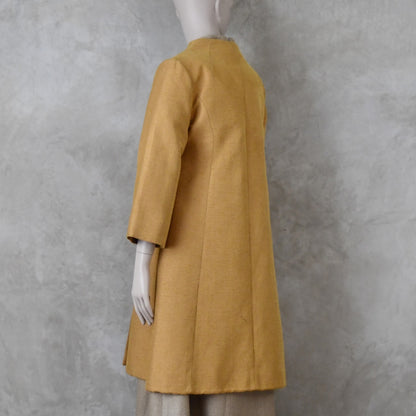 Abrigo de Trapecio en Brocado Amarillo Dorado