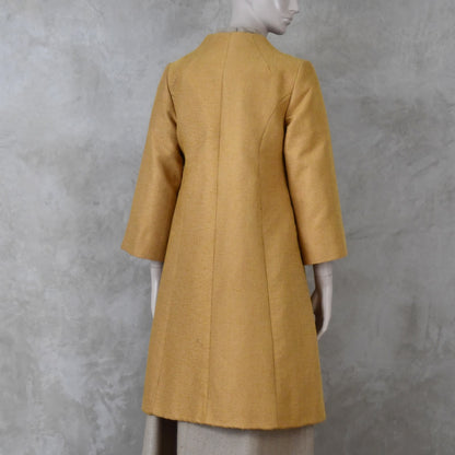 Abrigo de Trapecio en Brocado Amarillo Dorado