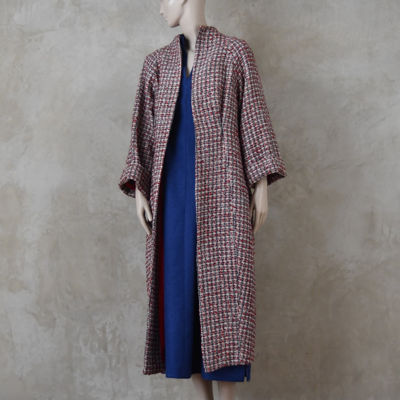 El abrigo largo Cocoon en lana bouclé roja, cruda y azul marino
