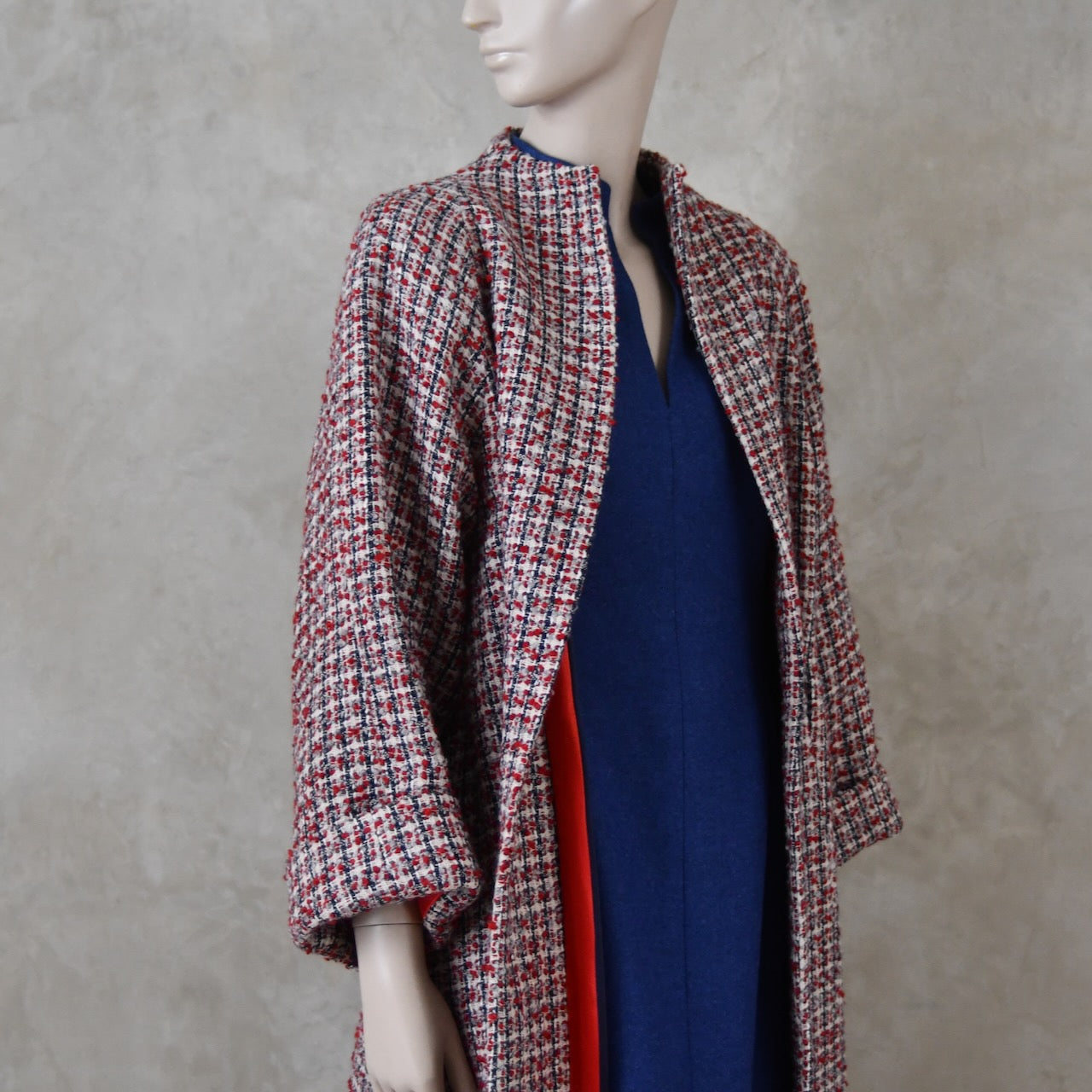 El abrigo largo Cocoon en lana bouclé roja, cruda y azul marino