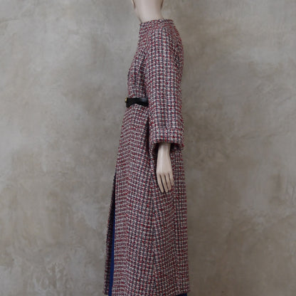 El abrigo largo Cocoon en lana bouclé roja, cruda y azul marino