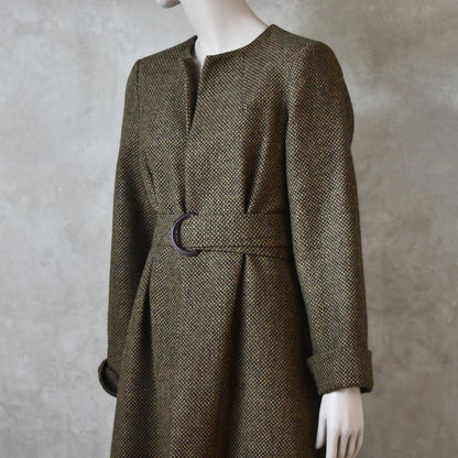 8 – El abrigo Downing en tweed “ojo de tigre” naranja y verde
