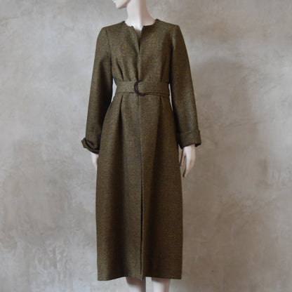 8 – El abrigo Downing en tweed “ojo de tigre” naranja y verde