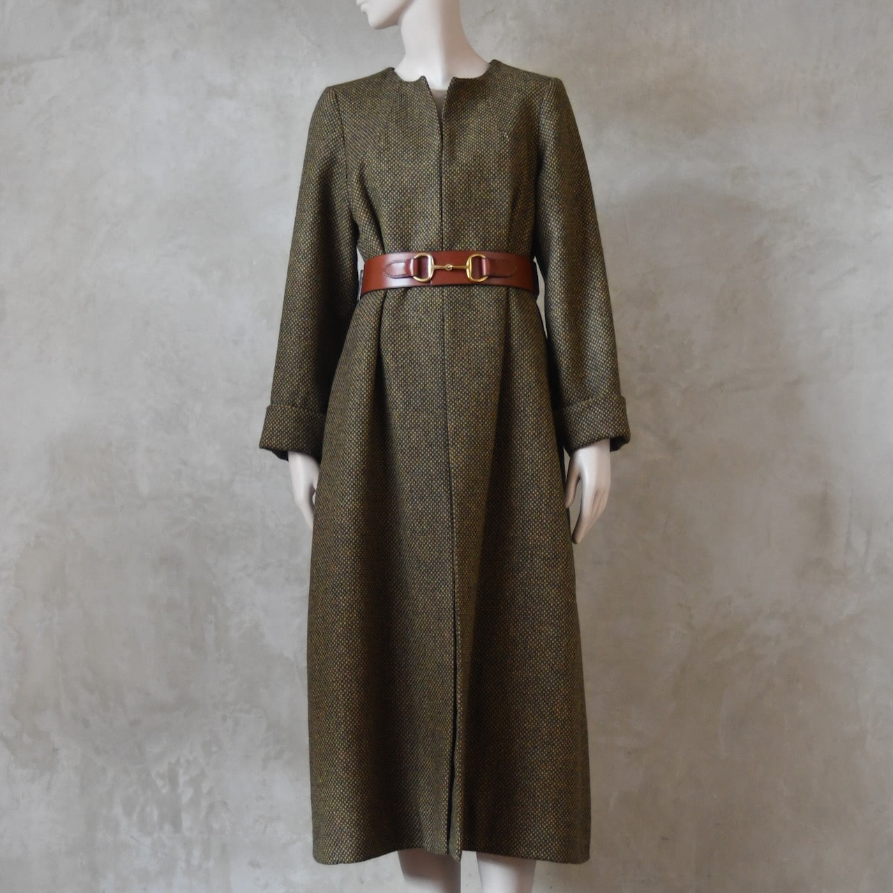 8 – El abrigo Downing en tweed “ojo de tigre” naranja y verde
