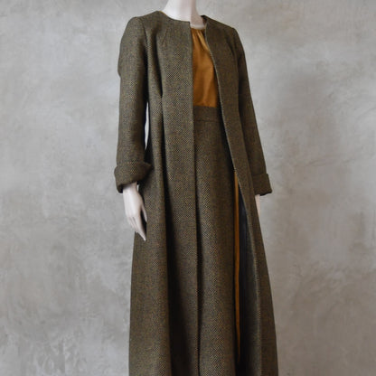 8 – El abrigo Downing en tweed “ojo de tigre” naranja y verde