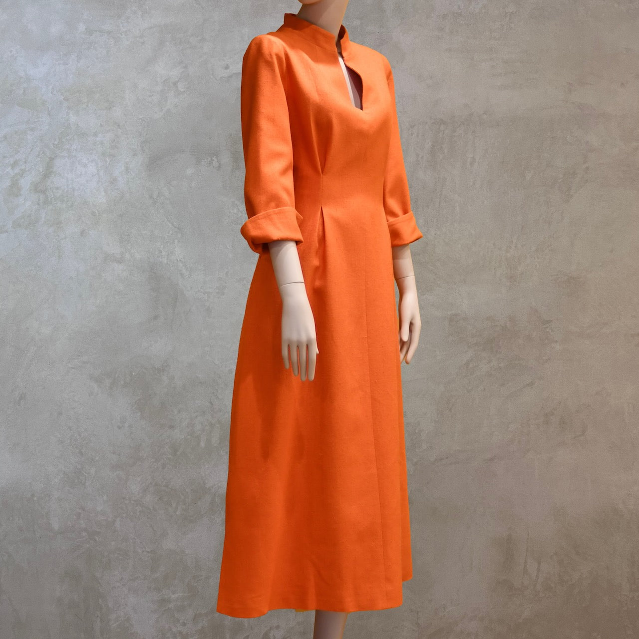El vestido de seda matka con mangas casquillo de corte A