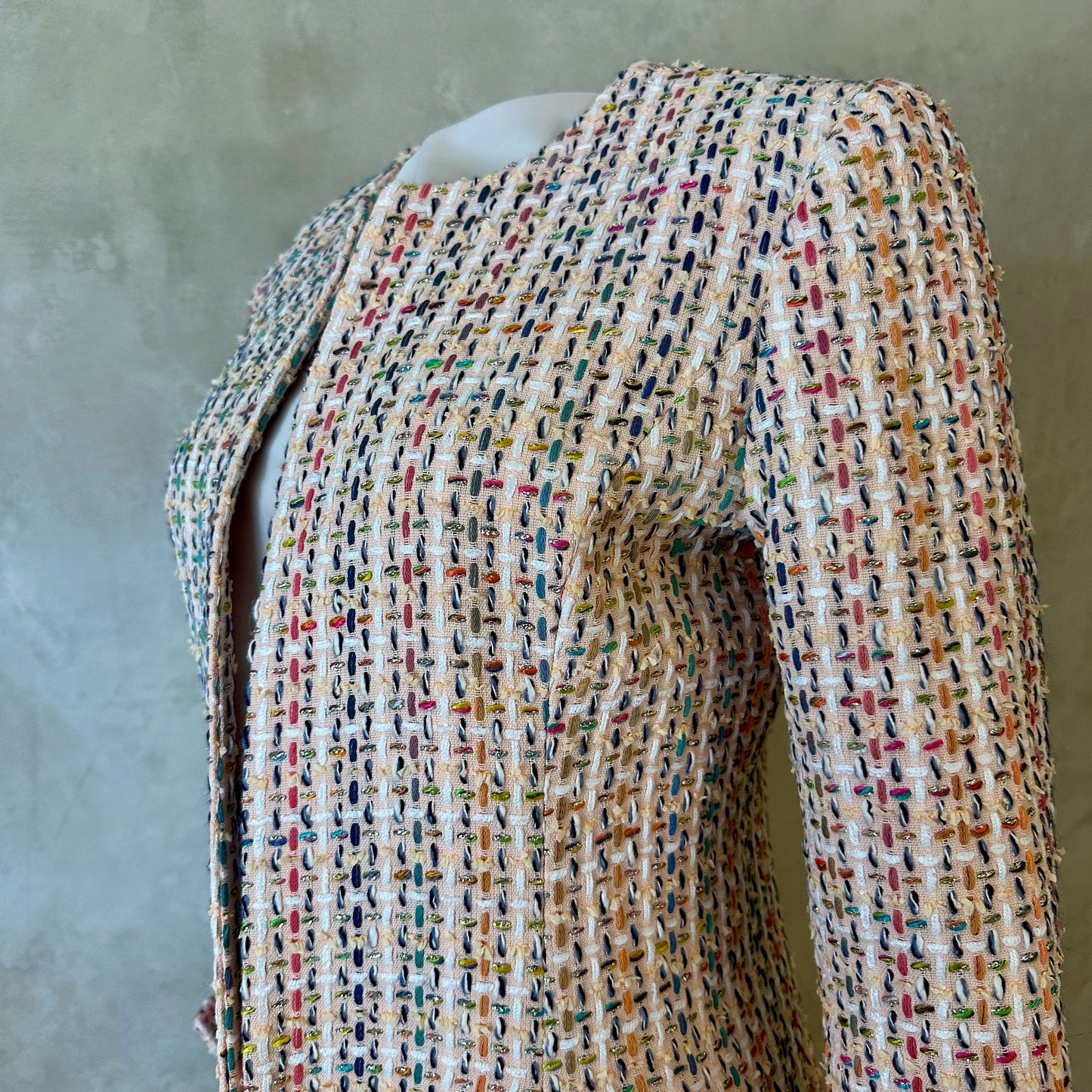 Fitted Hourglass Coat in Pale Linton Tweeds Boucle. A Fitted Sprint-Summer Bouclé Coat  - the perfect investment piece for Royal Ascot and Summer Occasions. Handmade in Britain. Collar Detail.